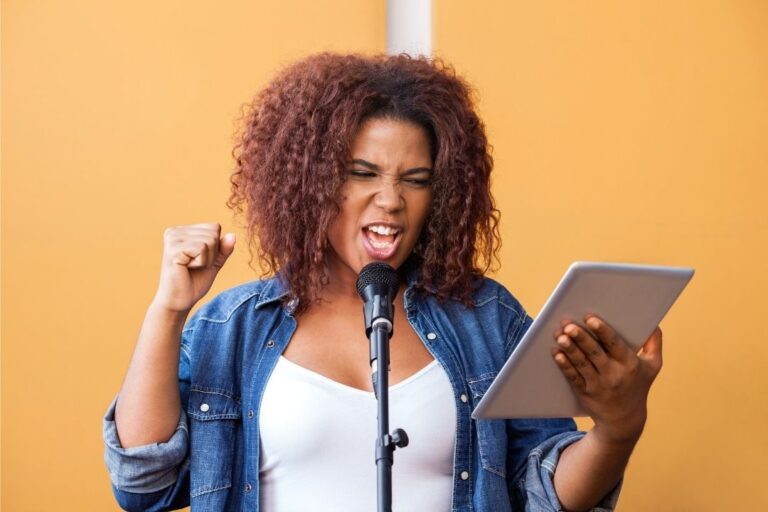 Sängerin hinter einem Mikrofon