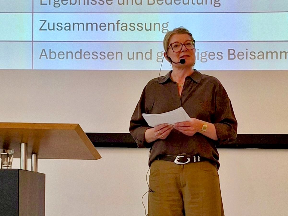 Rebecca Könen am Rednerpult